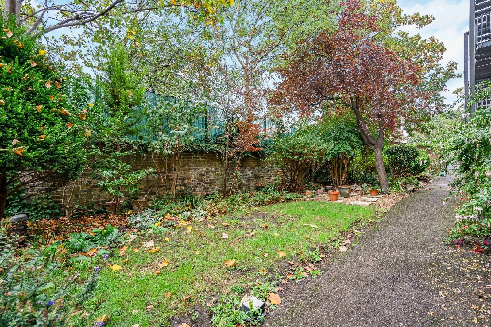 Flat Gloucester Court in Greater London
