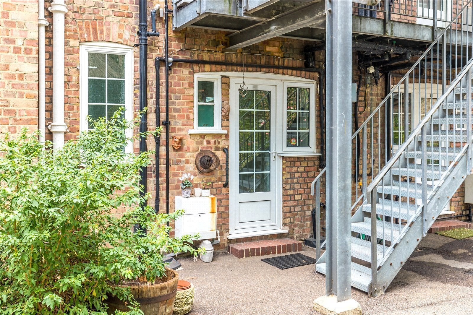 Flat Gloucester Court in Greater London