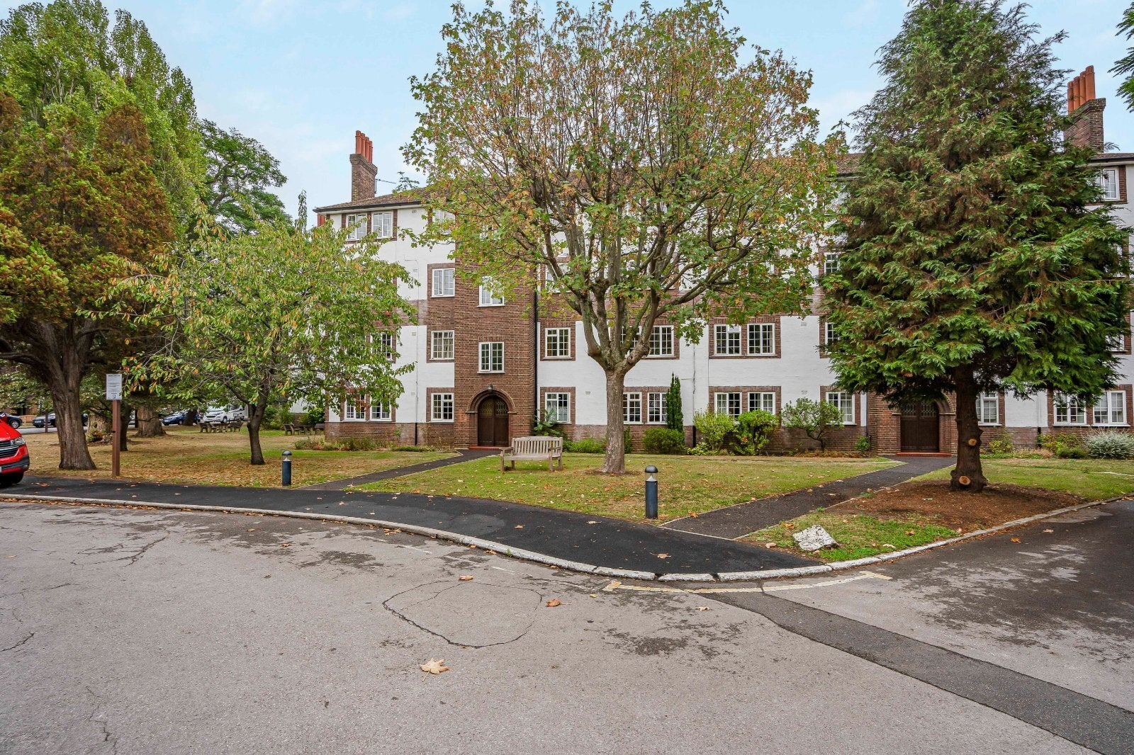 Flat Gloucester Court in Greater London