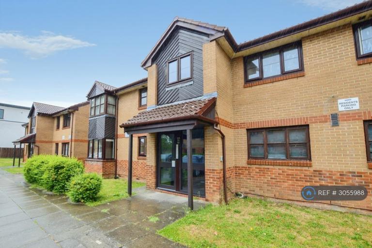 Flat Conifer Way in Greater London