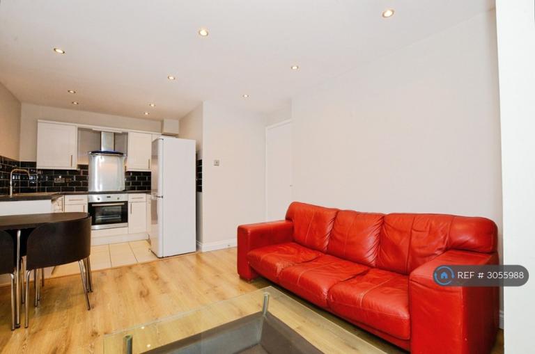 Flat Conifer Way in Greater London