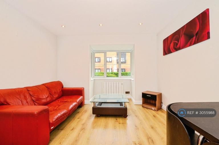 Flat Conifer Way in Greater London