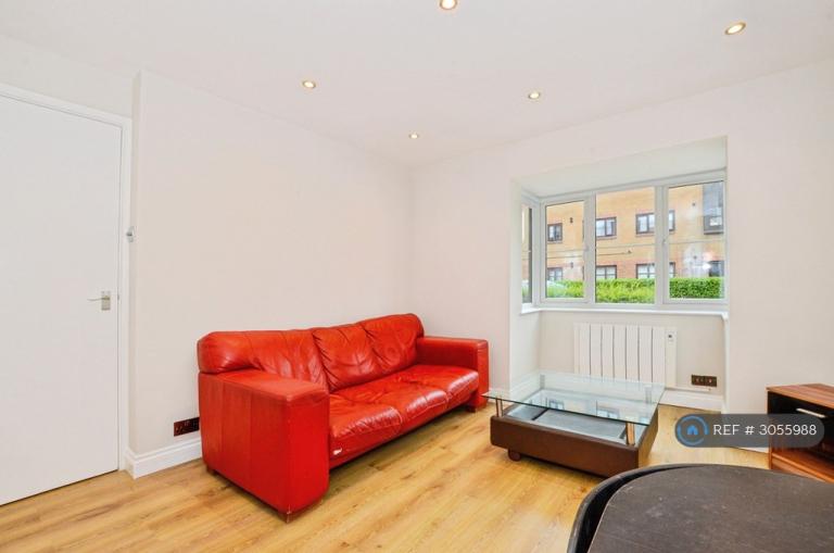 Flat Conifer Way in Greater London