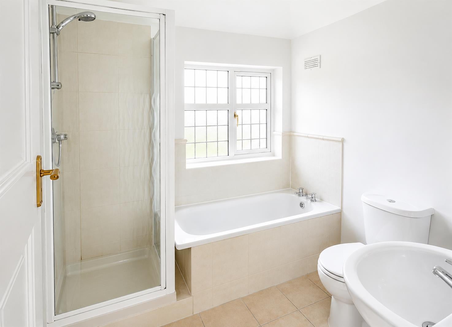 Flat Esher Road in Elmbridge