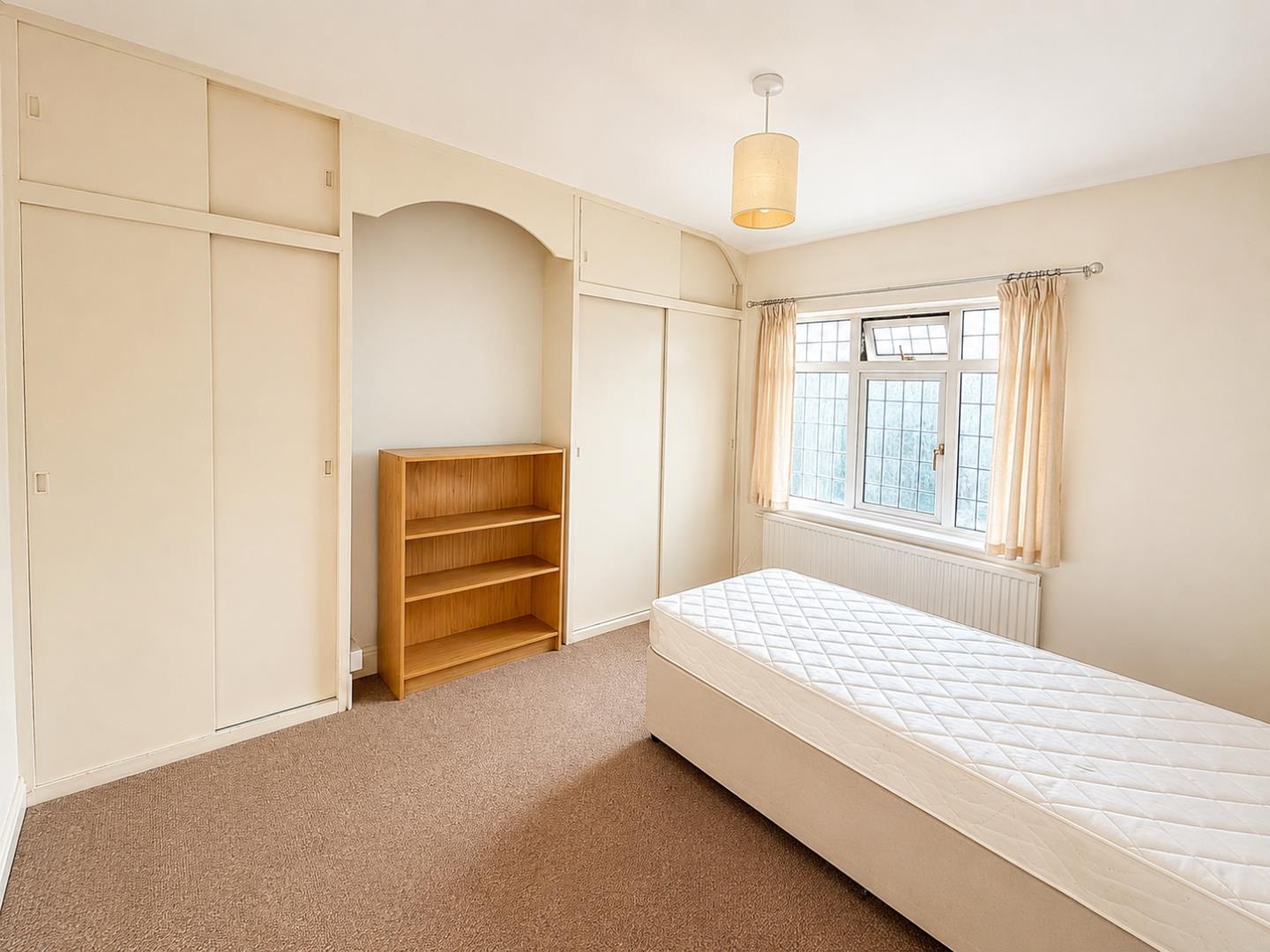 Flat Esher Road in Elmbridge