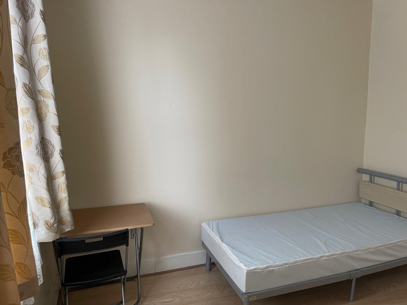 Room Kempton Road in Greater London