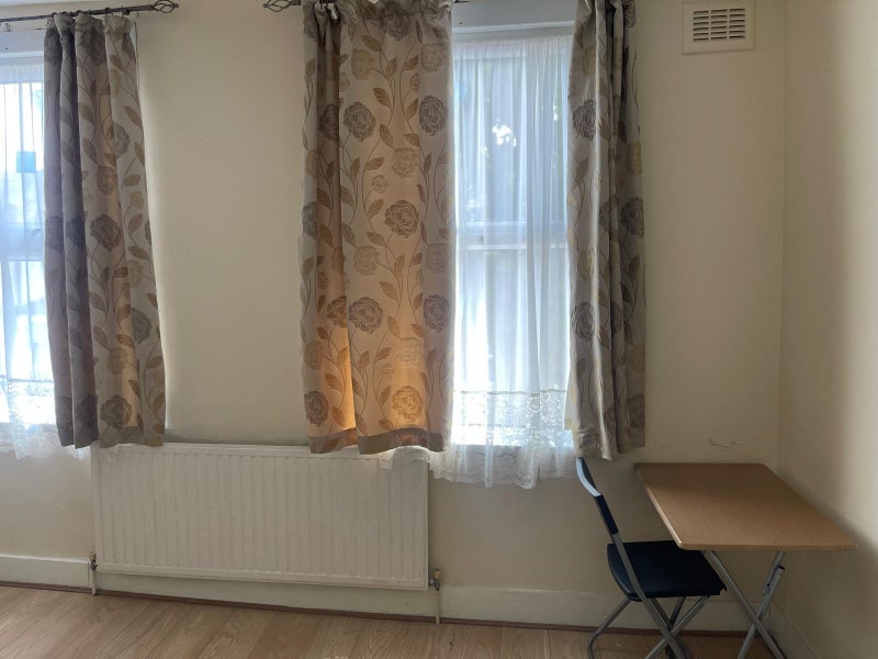 Room Kempton Road in Greater London