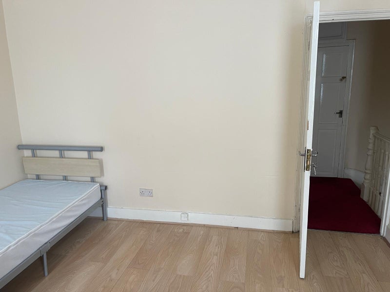 Room Kempton Road in Greater London