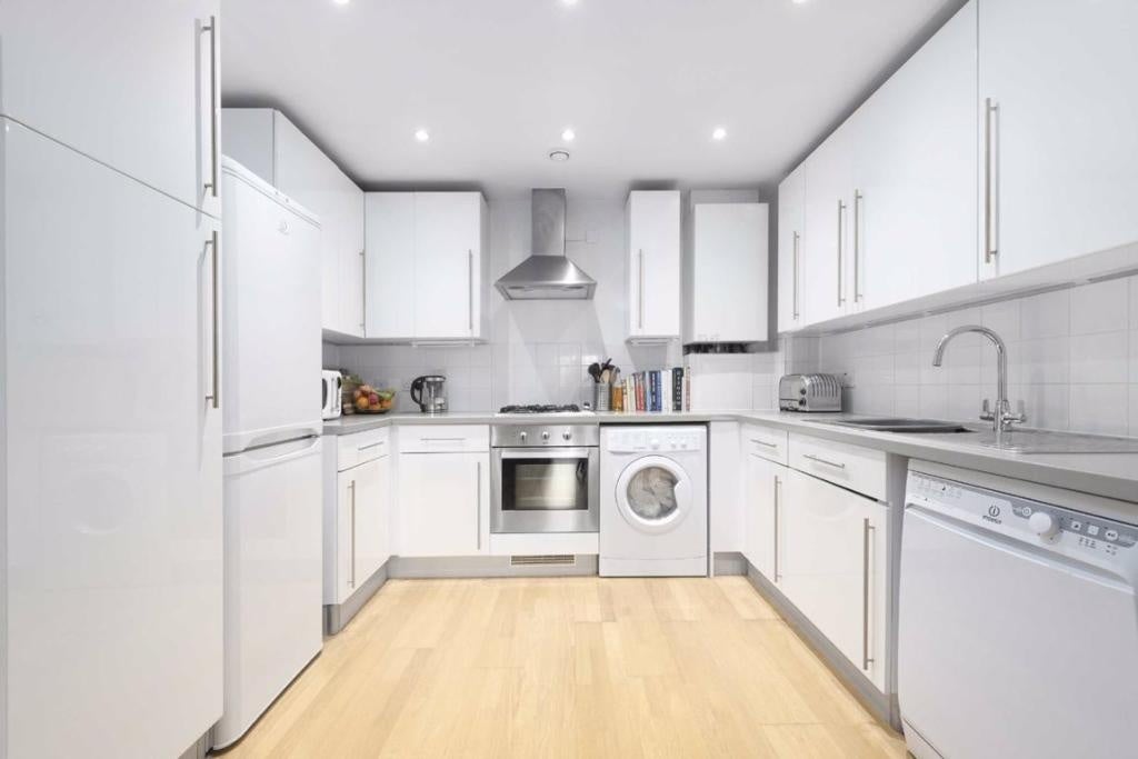 Flat Fairstead Walk in Greater London