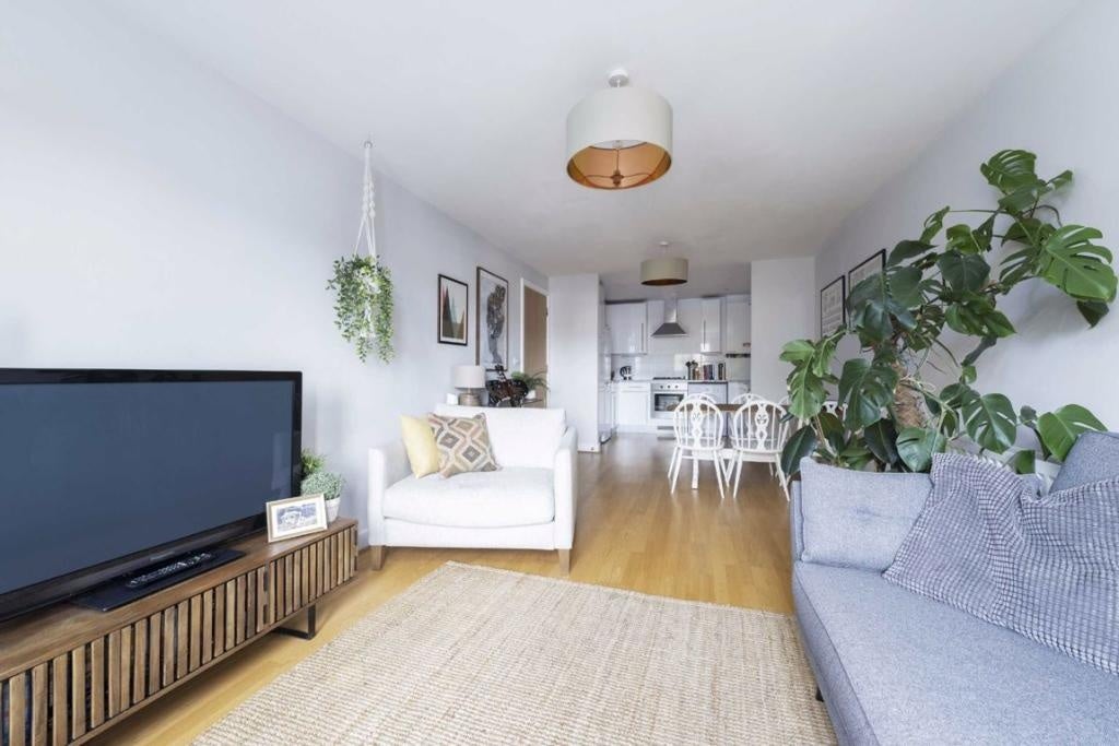 Flat Fairstead Walk in Greater London