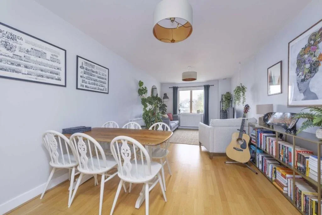 Flat Fairstead Walk in Greater London