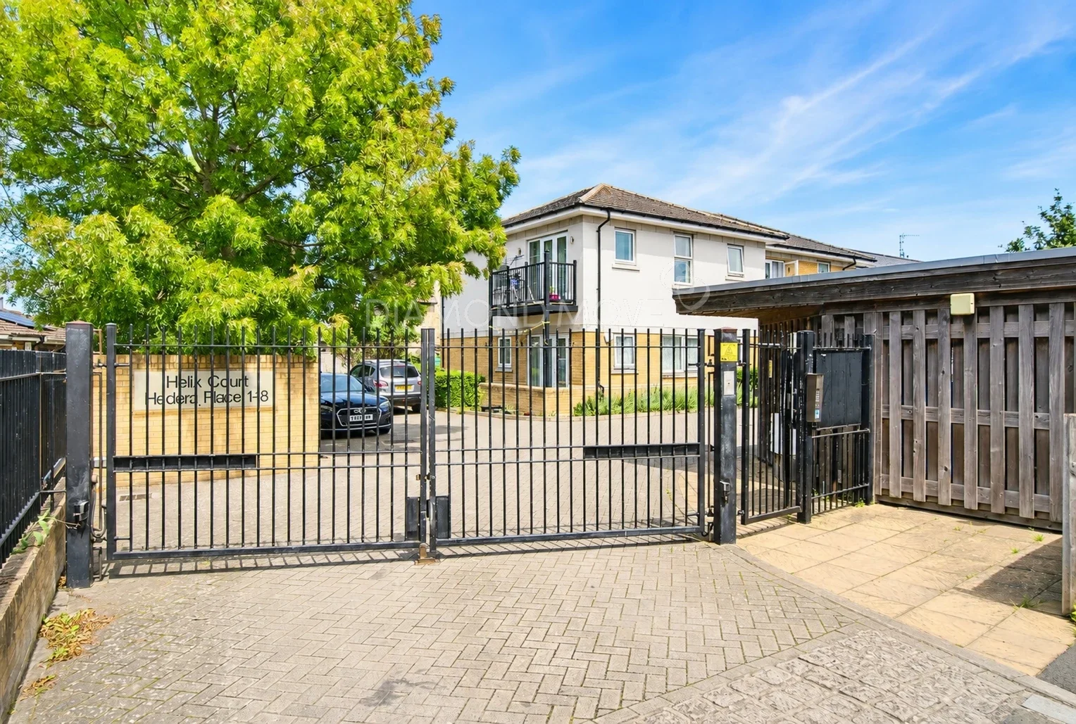 Flat Blackthorn Court in London