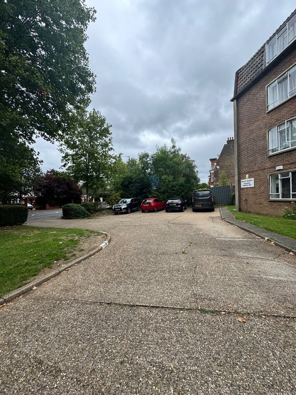 Flat Deerhurst Road in London