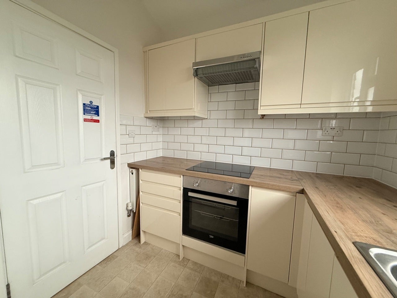 Room Dunraven Avenue in Luton