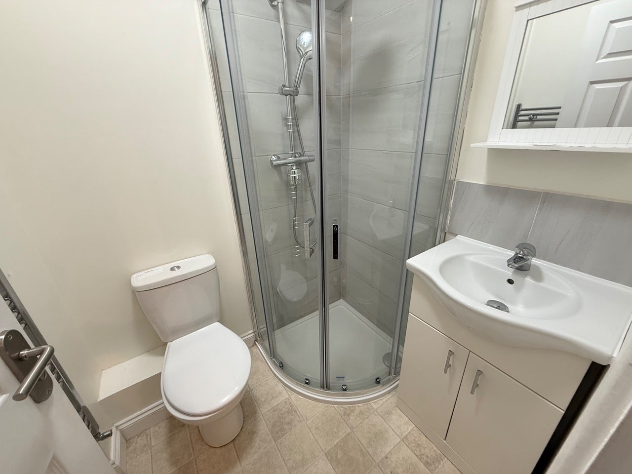 Room Dunraven Avenue in Luton