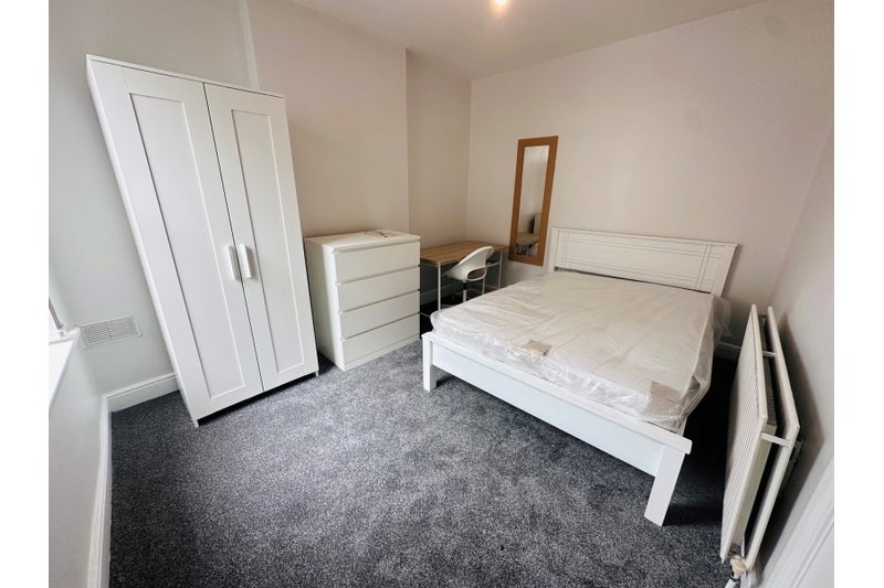 Flat Gloucester Avenue in Greater London