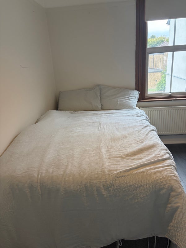 Room Elliott Road in Greater London
