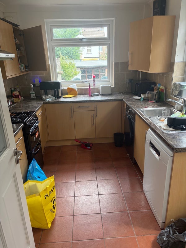 Room Elliott Road in Greater London