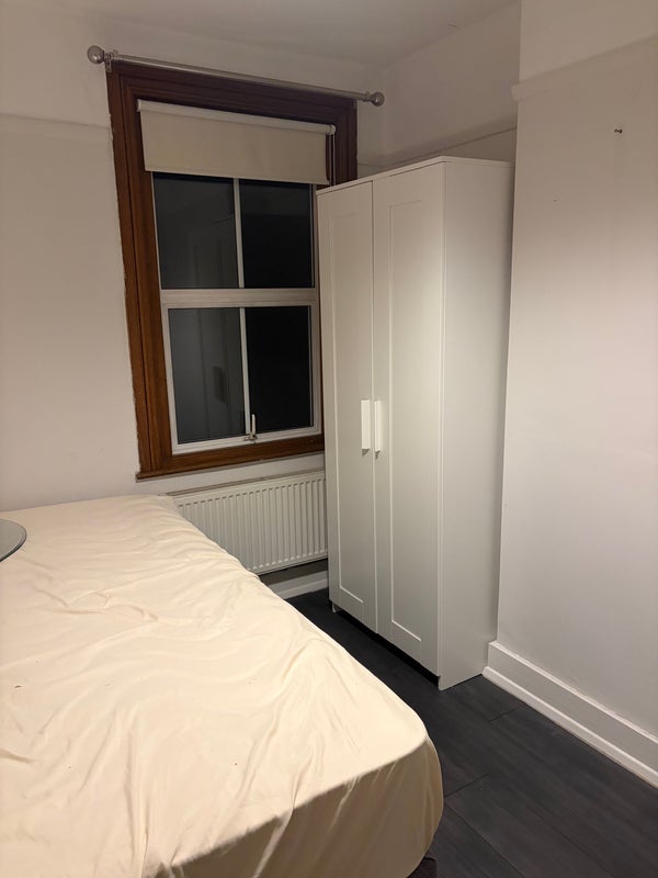 Room Elliott Road in Greater London