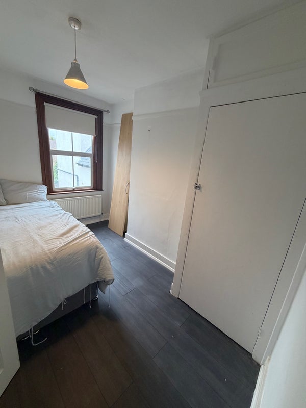 Room Elliott Road in Greater London