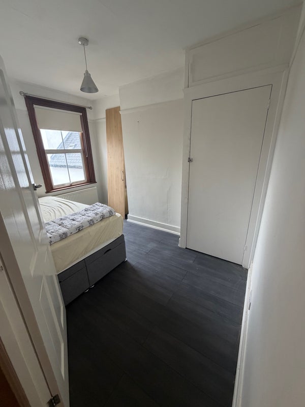 Room Elliott Road in Greater London
