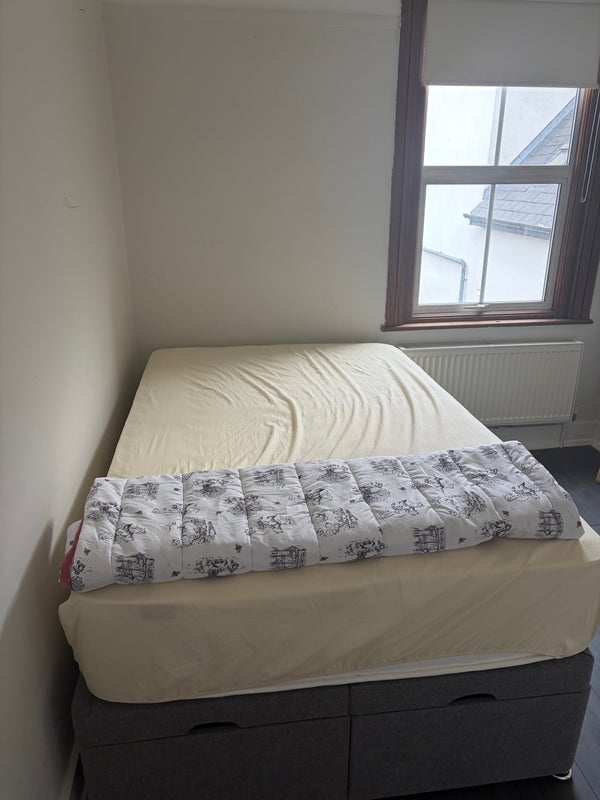 Room Elliott Road in Greater London