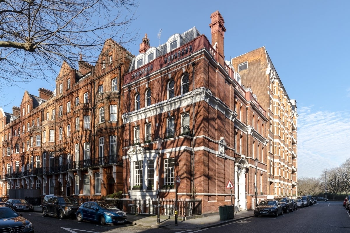Flat Kensington Court in Greater London