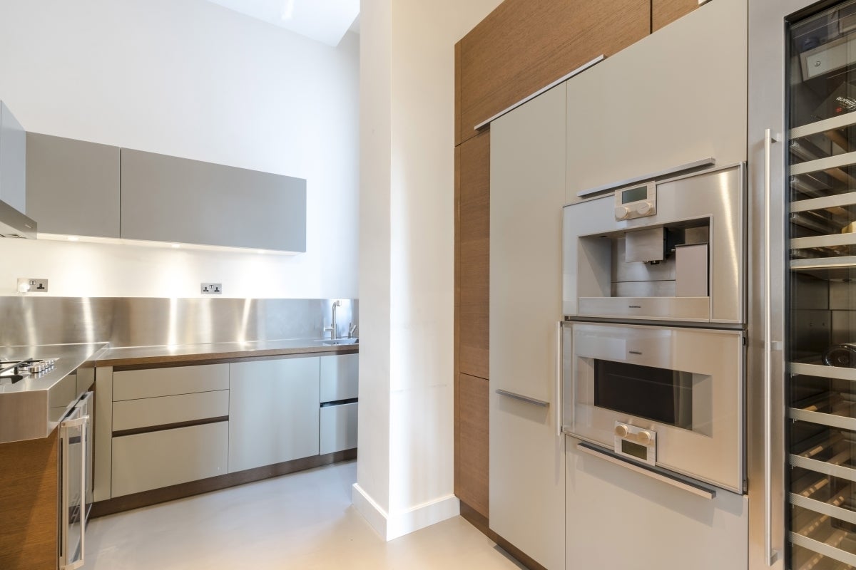 Flat Kensington Court in Greater London