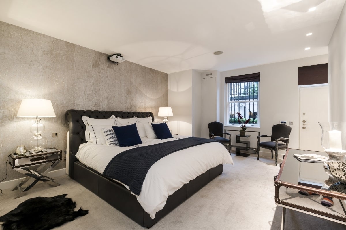 Flat Kensington Court in Greater London