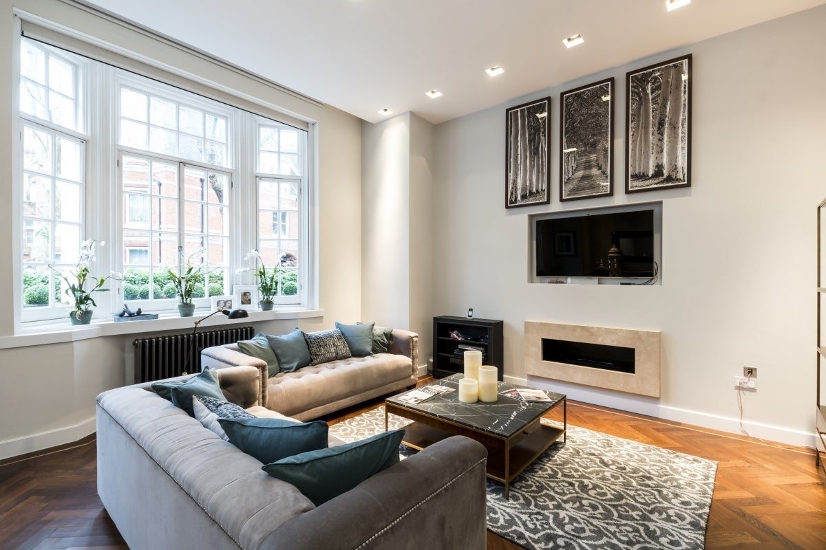 Flat Kensington Court in Greater London