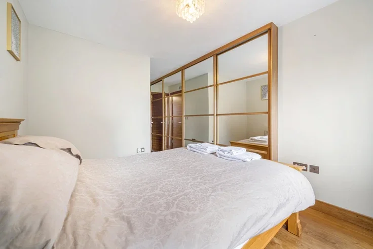 Flat Warwick Gardens in Greater London