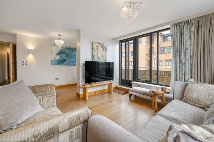 Flat Warwick Gardens in Greater London