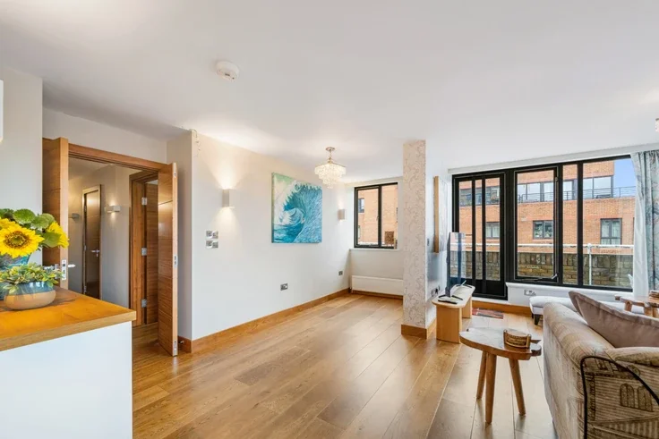 Flat Warwick Gardens in Greater London