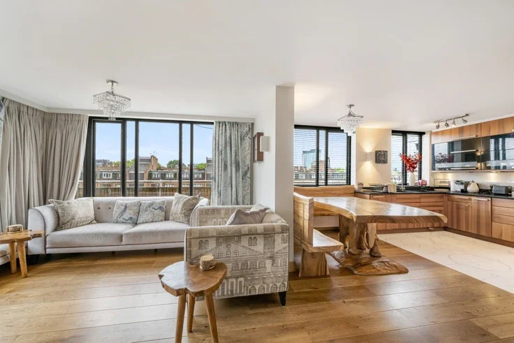 Flat Warwick Gardens in Greater London