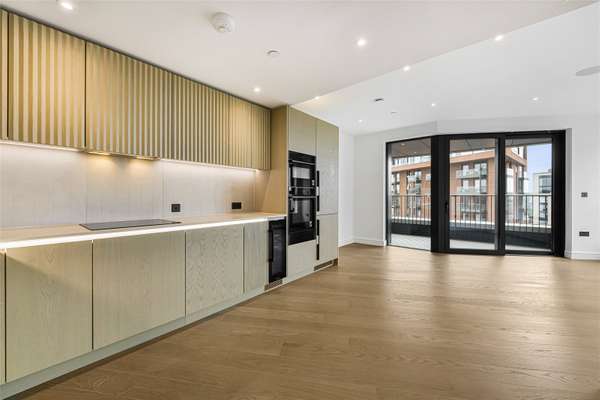 Flat Nine Elms Lane in Greater London