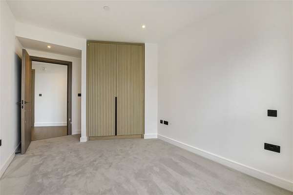 Flat Nine Elms Lane in Greater London