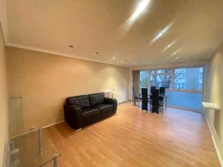 Flat Aran Drive in London