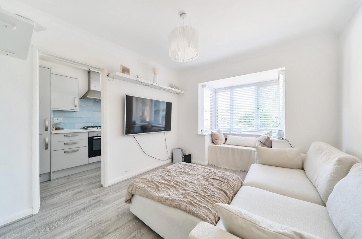 House Paterson Close in Surrey Heath