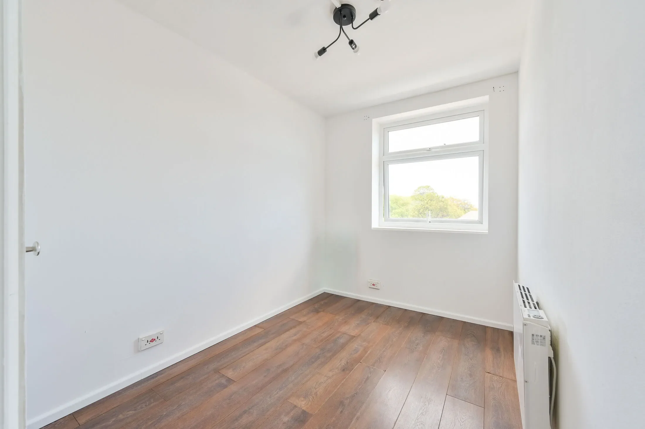Flat Pitshanger Lane in Greater London