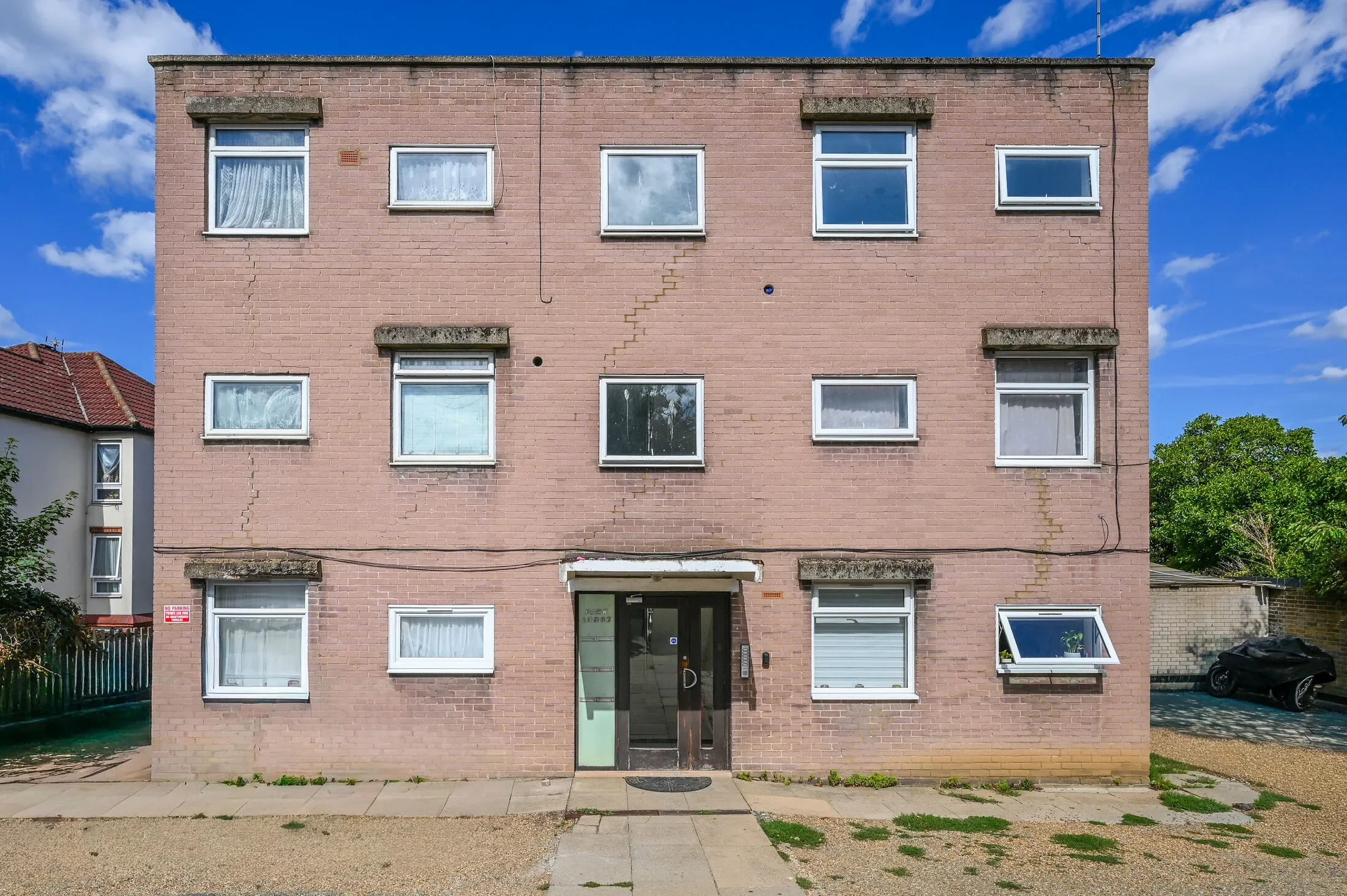 Flat Pitshanger Lane in Greater London