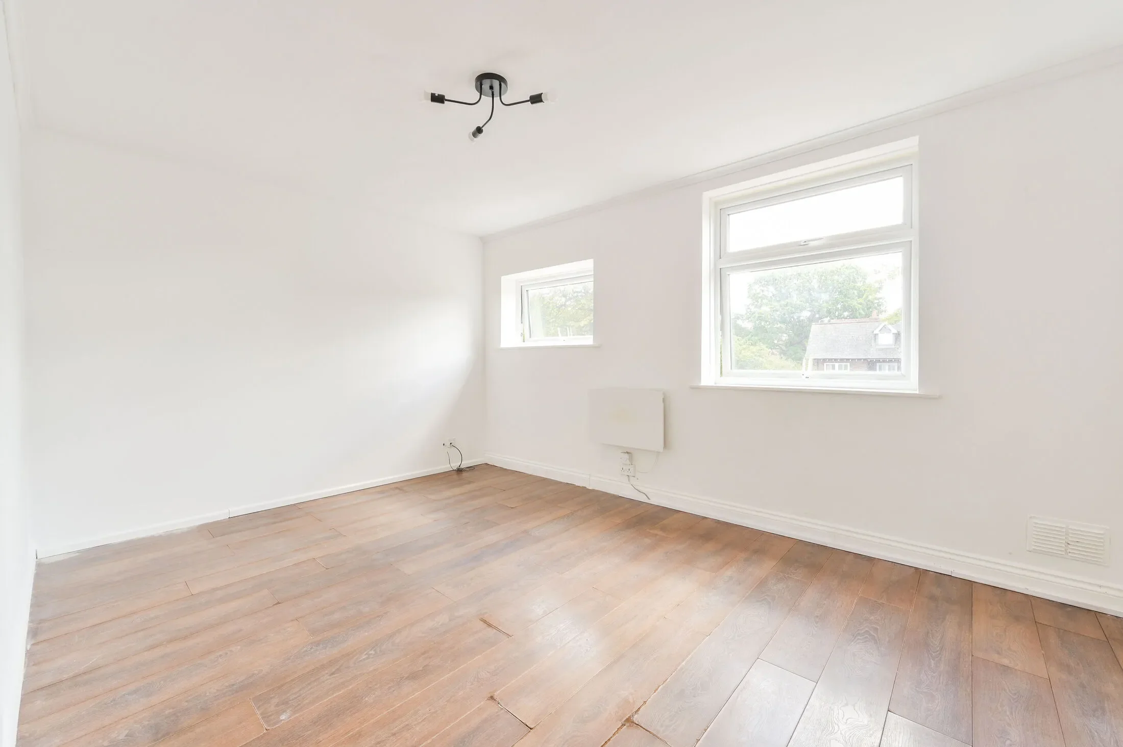 Flat Pitshanger Lane in Greater London