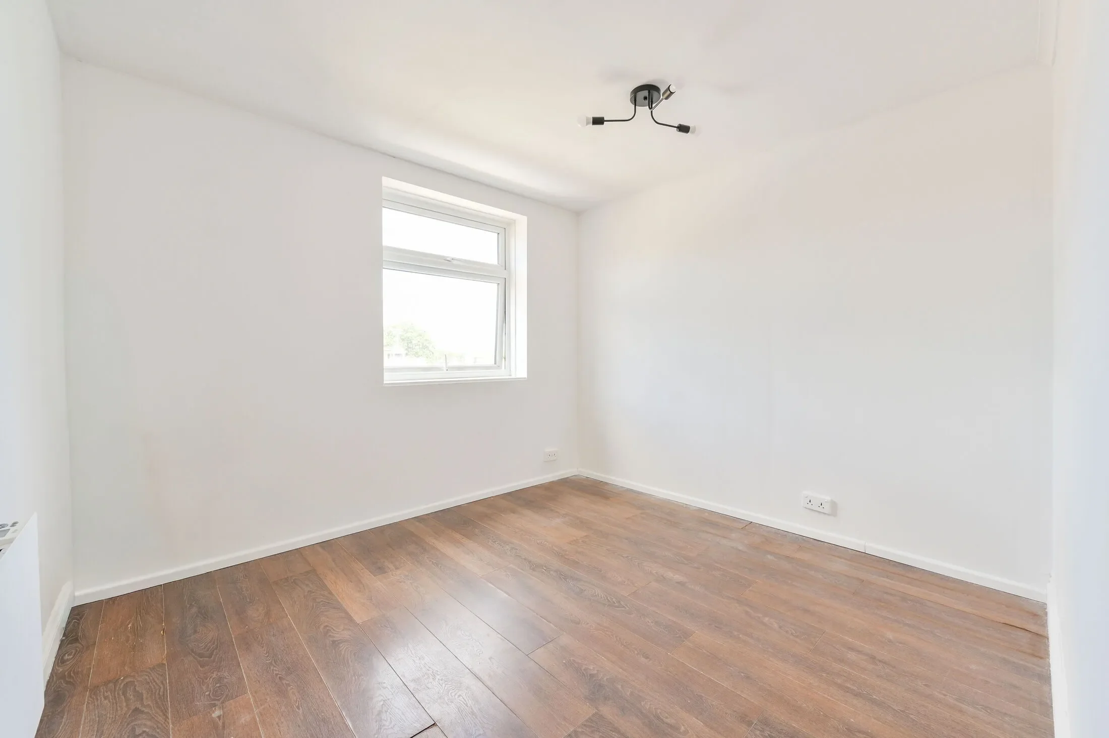 Flat Pitshanger Lane in Greater London