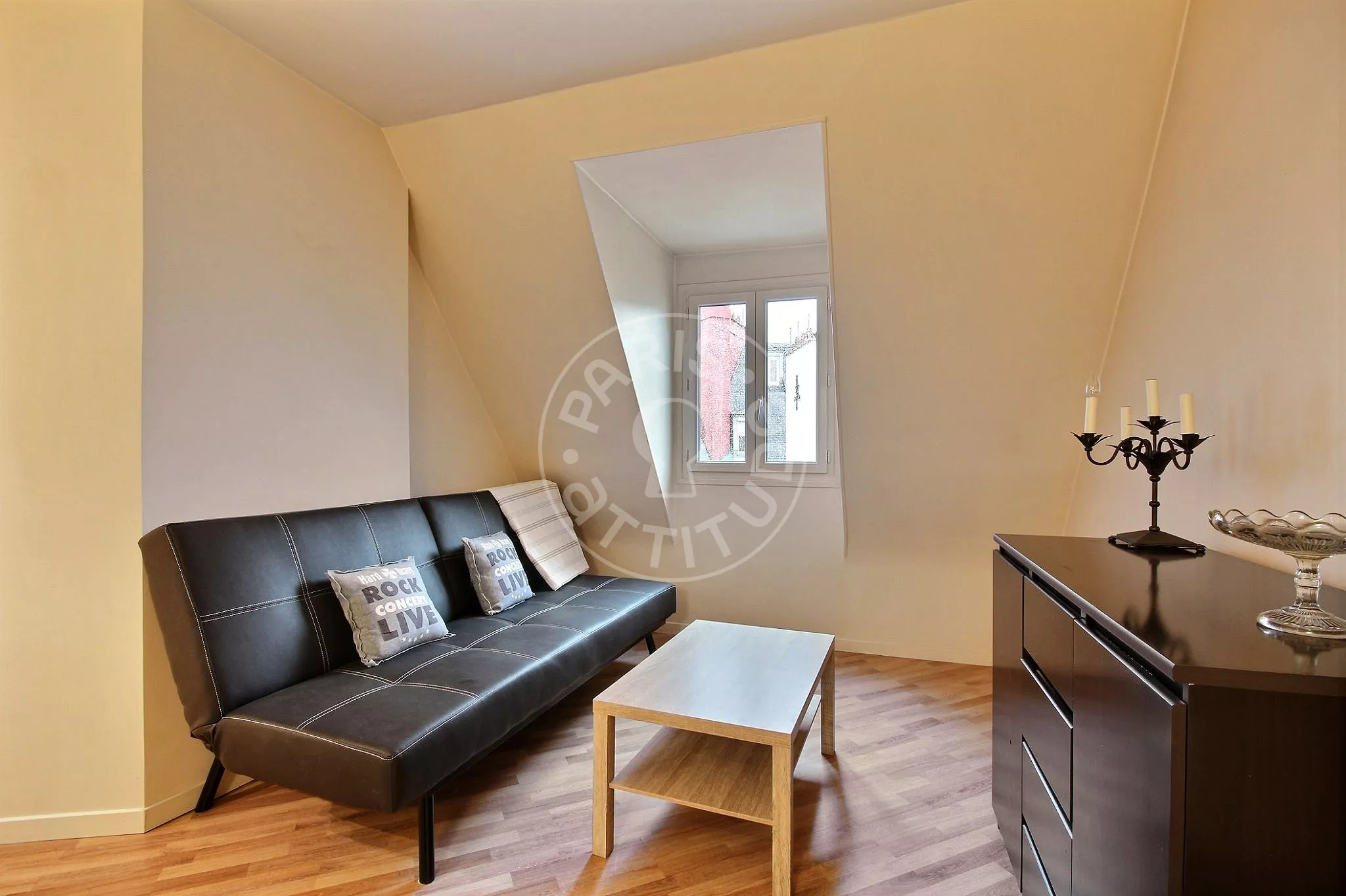 Flat Rue François-Iᵉʳ in Paris