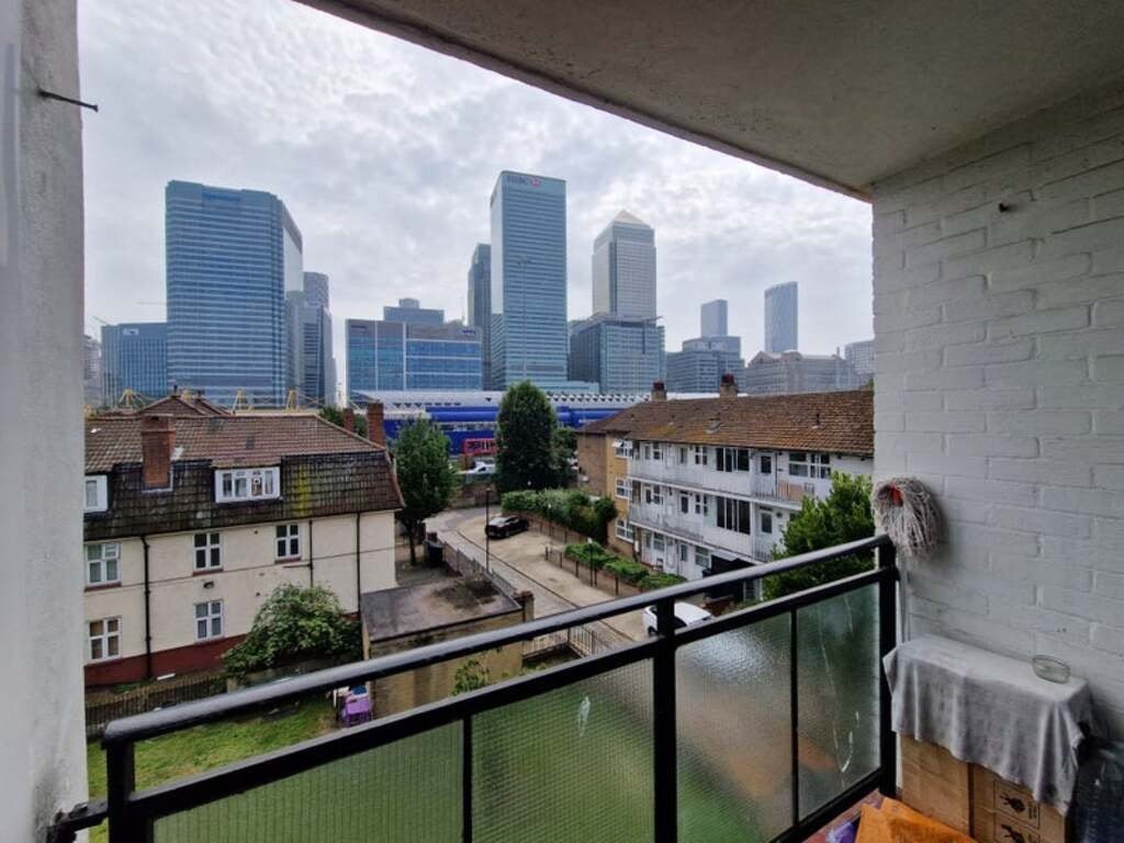 Room Poplar High Street in Greater London
