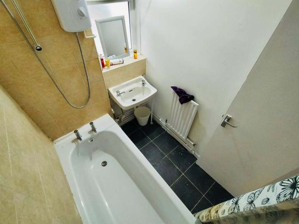 Room Poplar High Street in Greater London