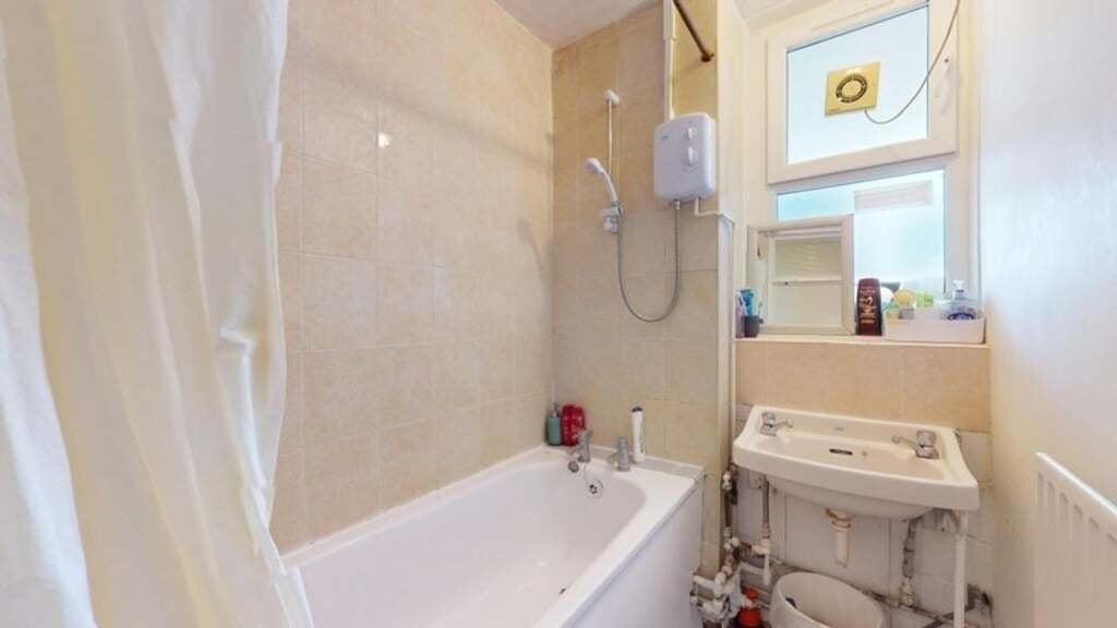 Room Poplar High Street in Greater London
