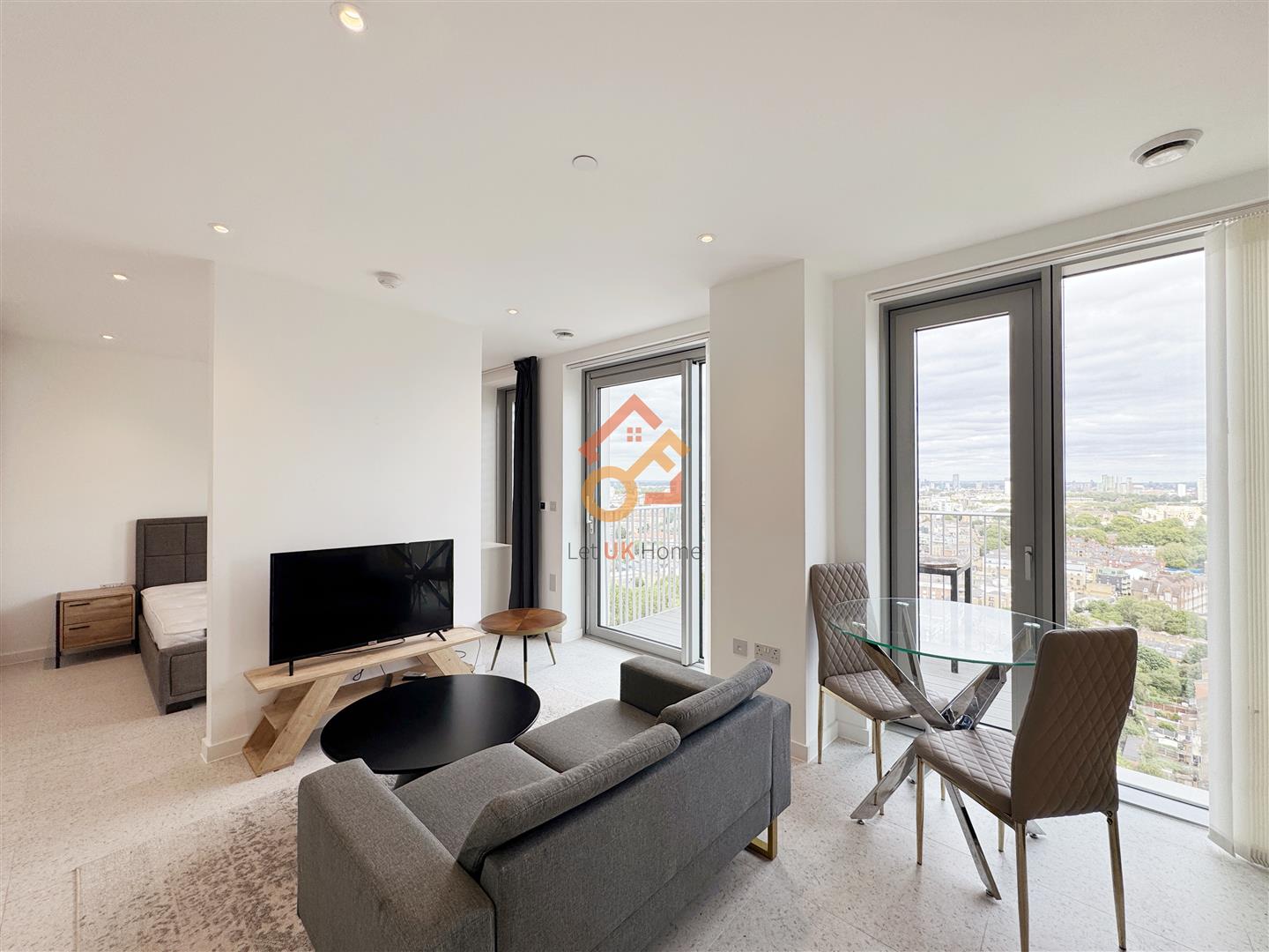 Flat Tapestry Way in Greater London
