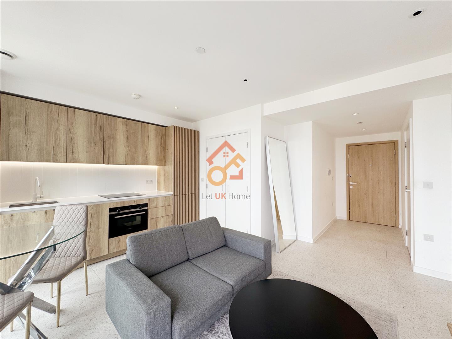 Flat Tapestry Way in Greater London