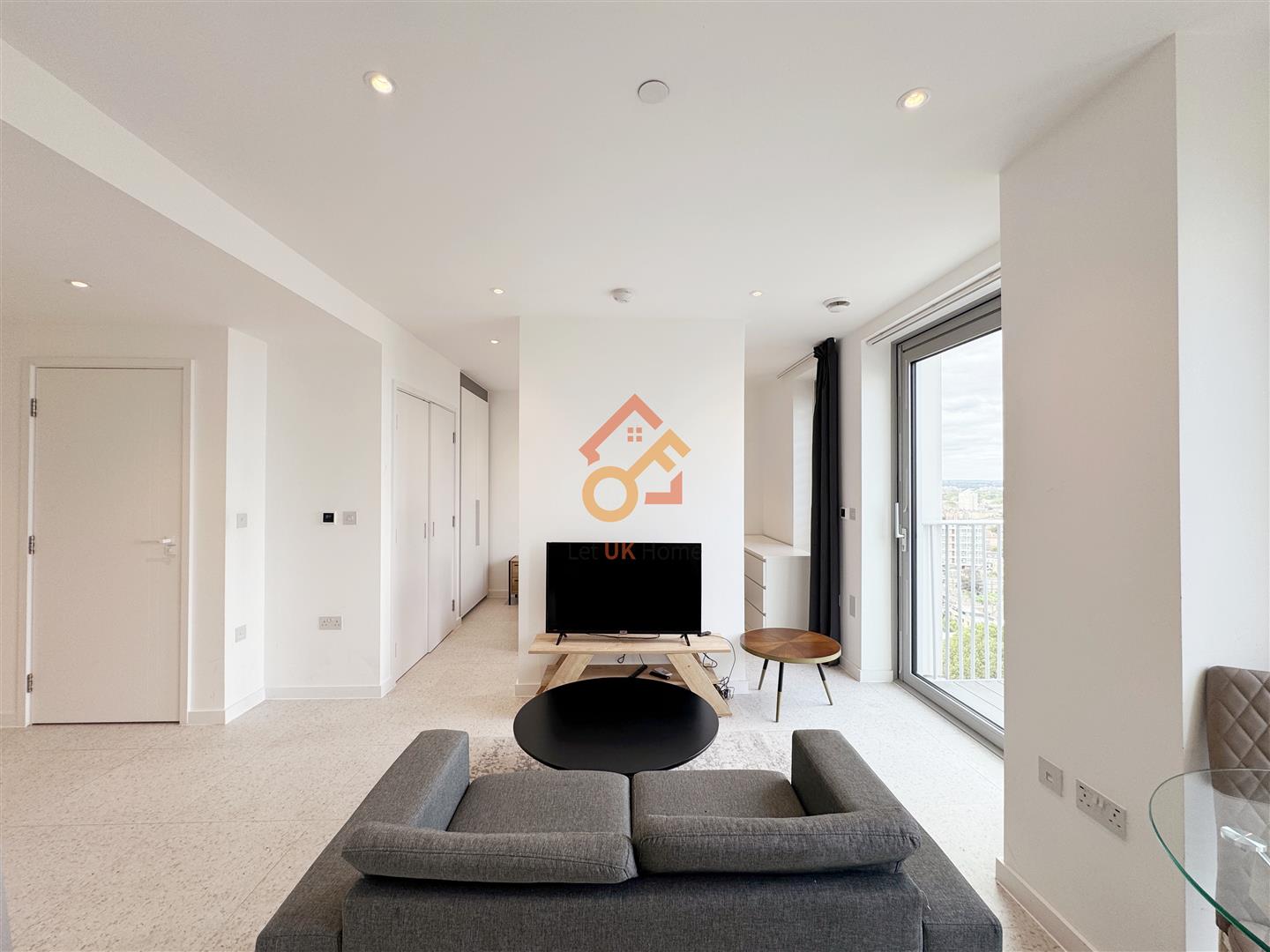 Flat Tapestry Way in Greater London