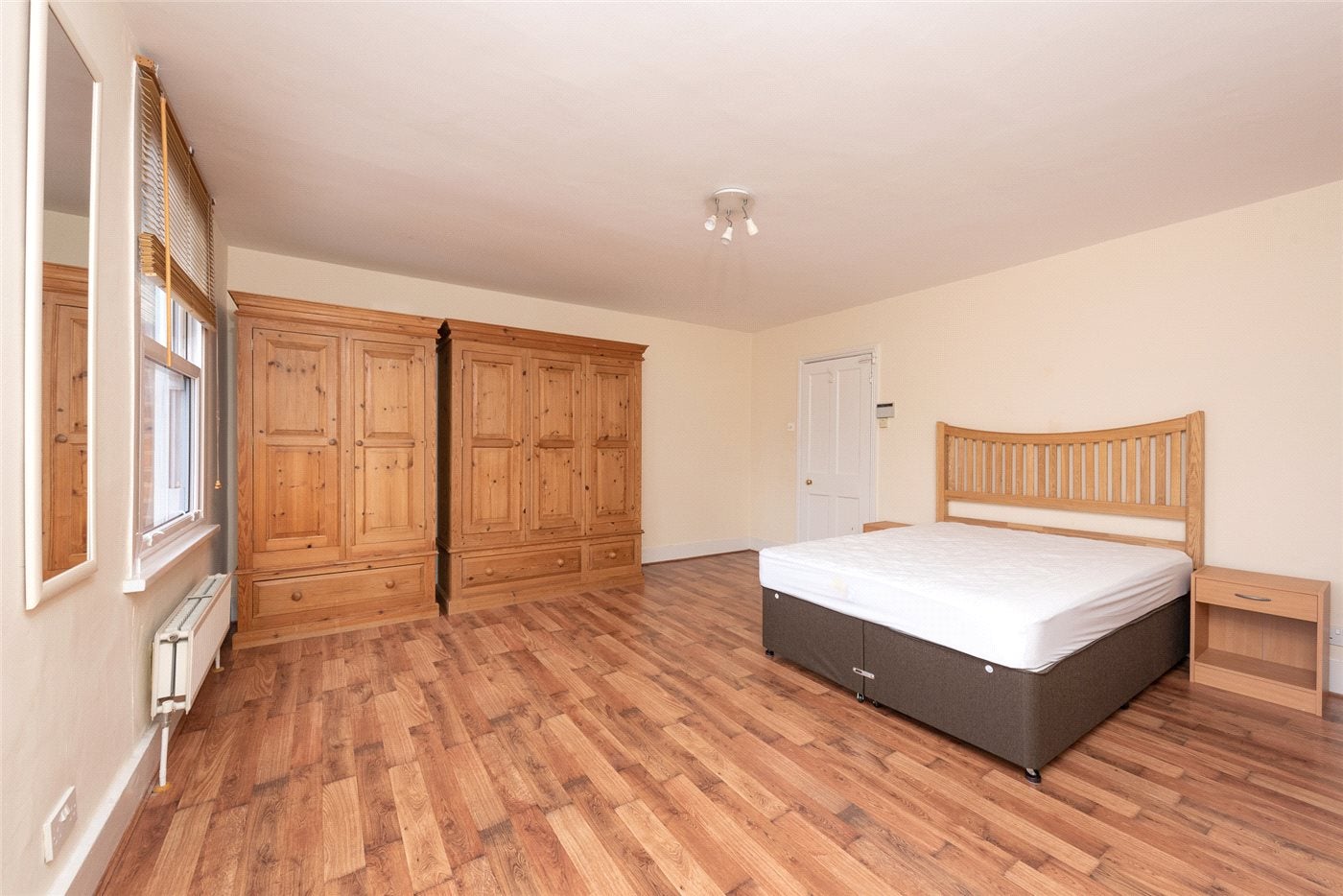 Flat Putney Bridge Road in Greater London